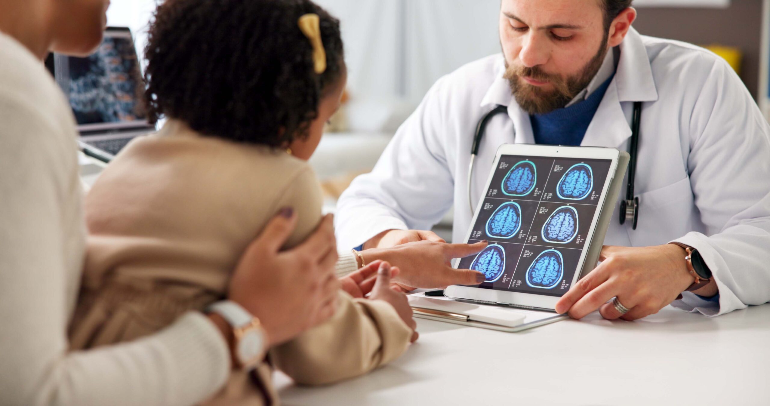 Traiter l’épilepsie pédiatrique grâce à la cartographie cérébrale et à la neuromodulation 